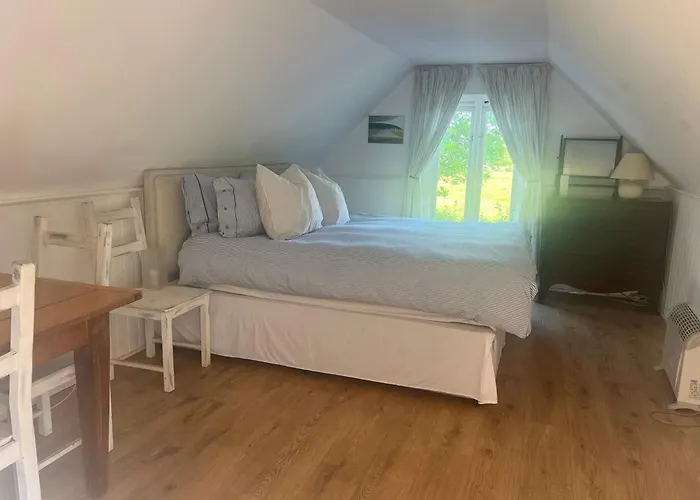 Cheap hotel: 4 Lisle Court Cottages