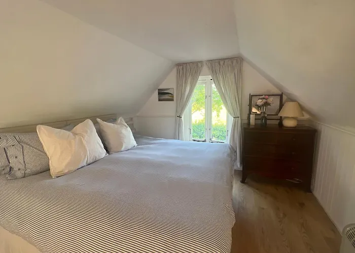 Cheap hotel: 4 Lisle Court Cottages